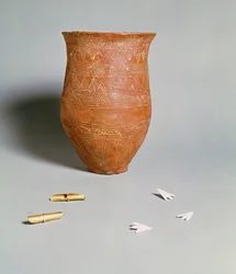Grafgiften, inclusief vuurstenen, haarringen en een beker met ingekerfde decoratie, uit Winterslow, Radley, Boven-Thames, Bronstijd